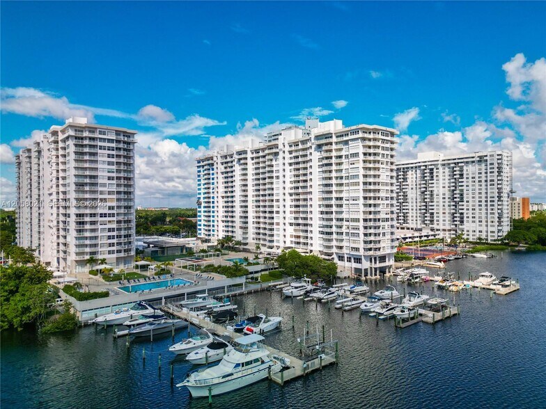 Building Photo - 18011 Biscayne Blvd