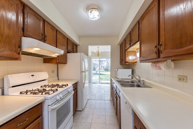 Building Photo - 260 E Fabish Dr