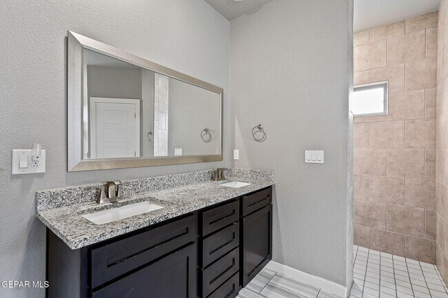 Building Photo - 13925 Lago Vista Ave