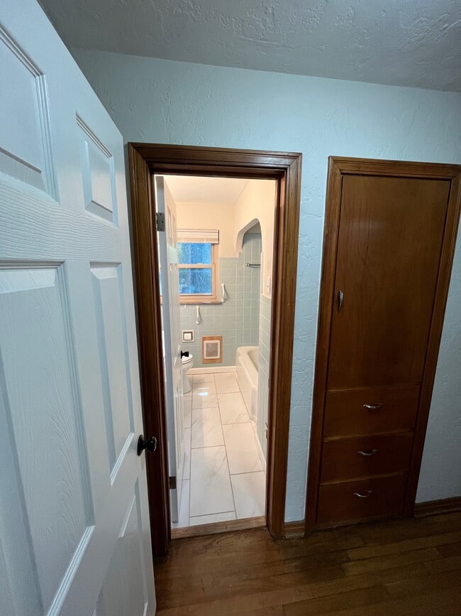 Building Photo - 3063 Sunset Dr - A