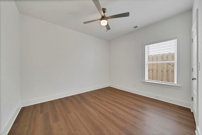 Building Photo - One Level Home with Garage and Fenced Back...