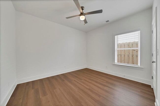 Building Photo - One Level Home with Garage and Fenced Backyard!