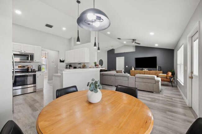 Building Photo - 249 SW Aubudon Ave