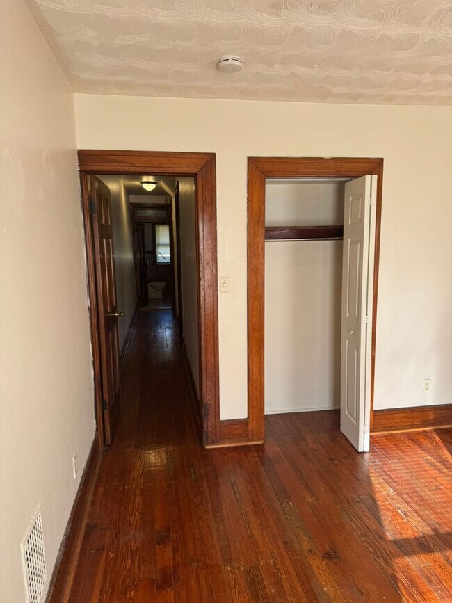 Building Photo - 4 bedroom, 1 bath, 3 story half double house