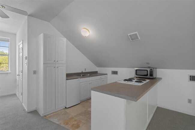 Building Photo - 401 Roy Creek Ln