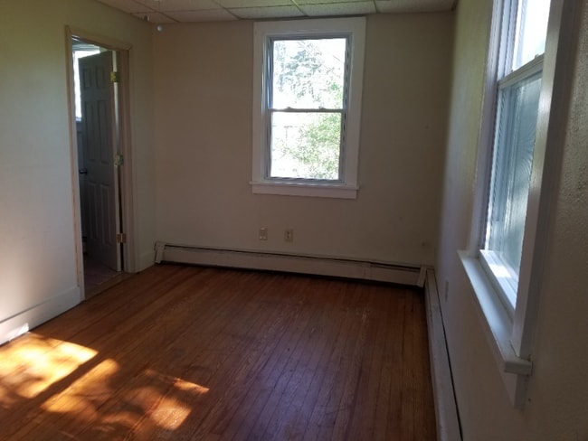 Building Photo - 127 Monomonock Rd