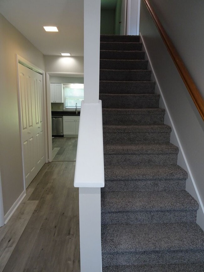 Building Photo - 3 Bedroom 2.5 bath Townhome rental in Rale...