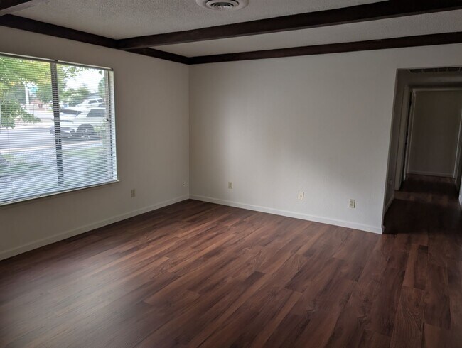 Building Photo - 3 Bedroom House across the street from Mar...