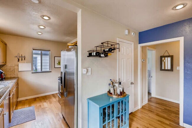 Building Photo - 1370 Xanthia St