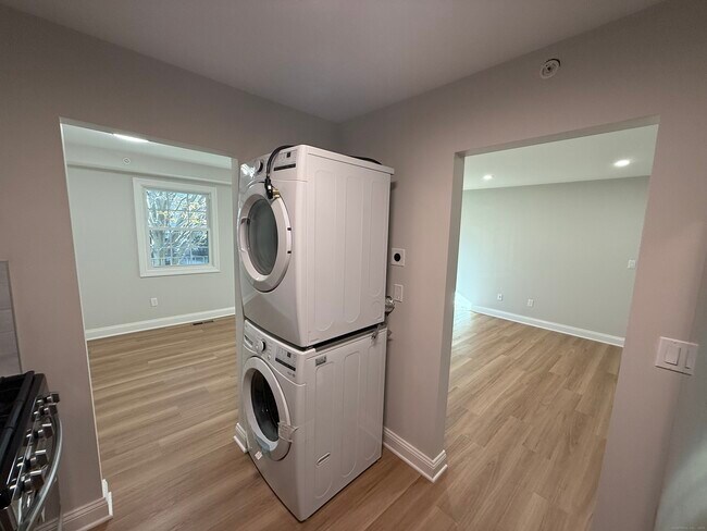 Building Photo - 50 Greenhouse Rd