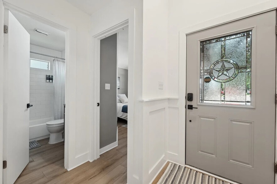 Building Photo - Room in House on Rosewood Ct