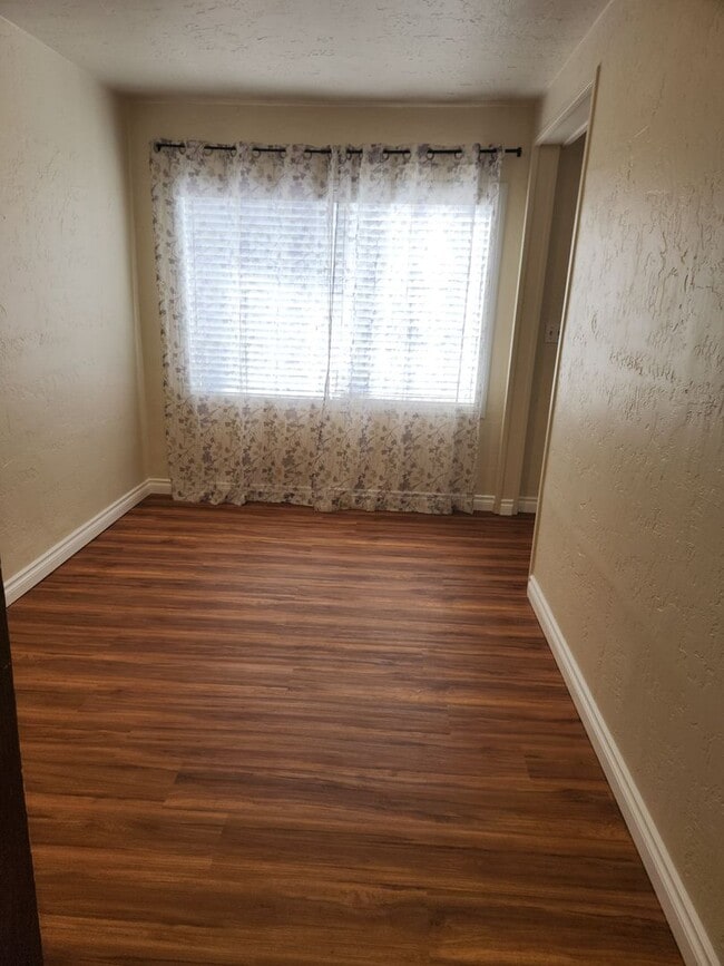 Building Photo - 4 Bedroom 1 Bath House