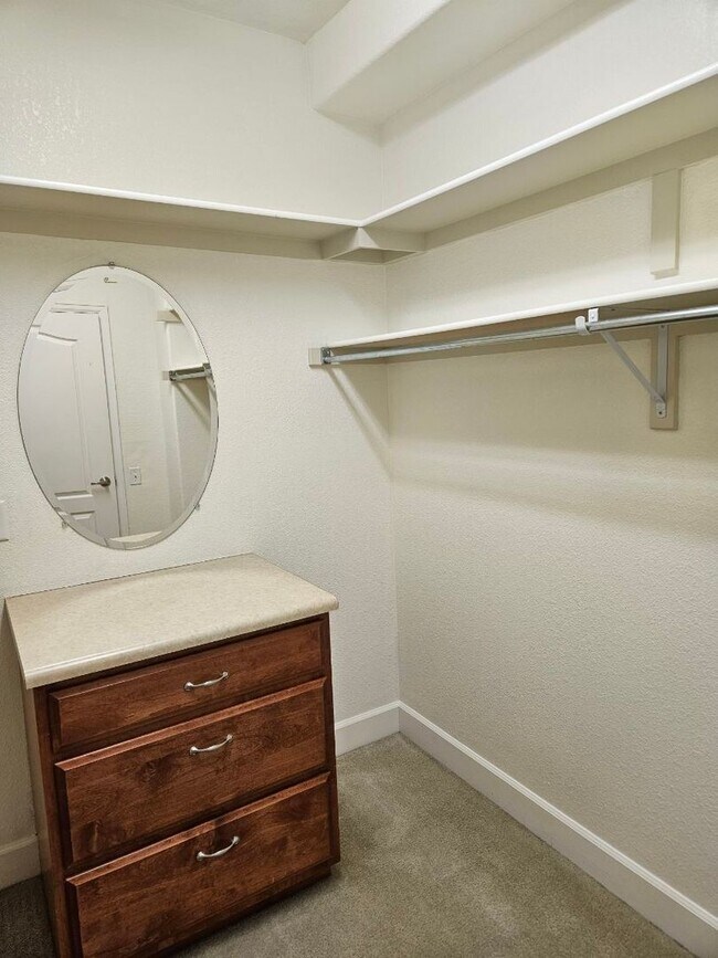 Building Photo - Beautiful 2 Bedroom Condo Avail 9/2