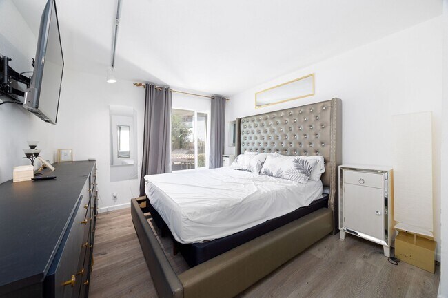 Building Photo - Beautifully Updated 2 Bedroom Condo with Optional Furniture!