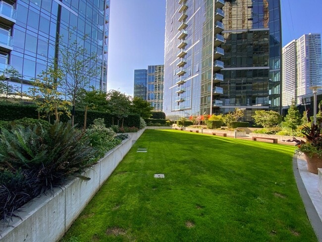Building Photo - 1bd/1.5ba Bellevue Condo