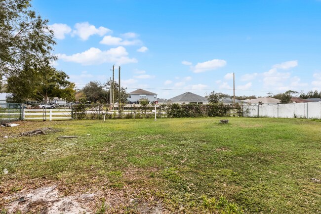 Building Photo - 571 Lindsey Dr