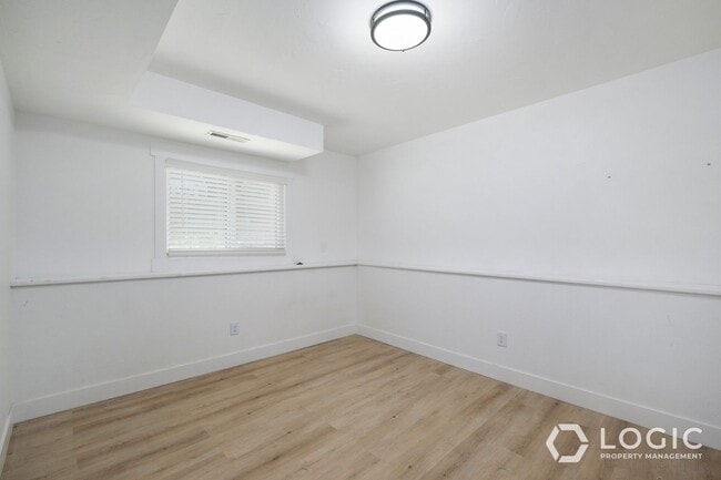 Building Photo - Beautiful Spacious Home with a Fully fence...