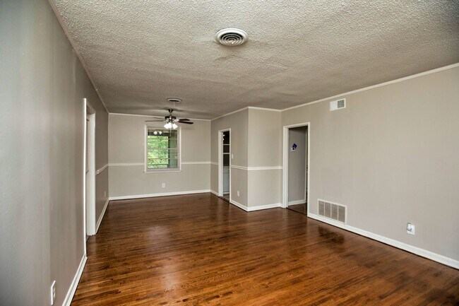 Building Photo - ** 3 bed 2 bath located in Forrest Hills ** Call 334-366-9198 to schedule a self showing ½ off th...