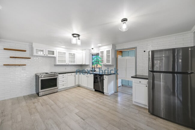 Building Photo - Charming 3-Bed, 2-Bath Remodeled Home in Prime Edmonds Location!