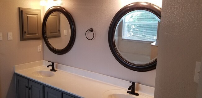 Building Photo - 619 Rolling Hills Dr