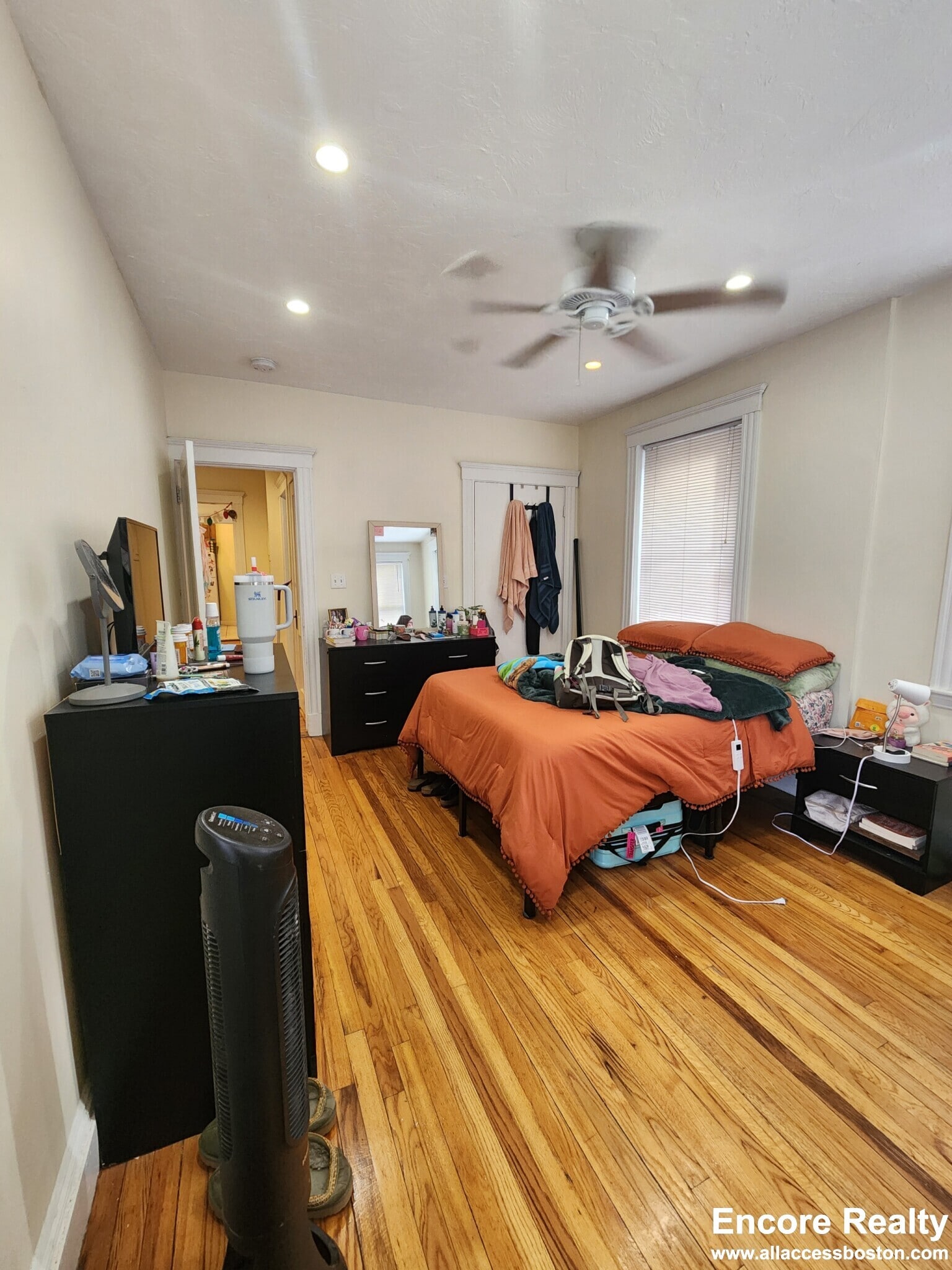 Building Photo - 208 Kelton St