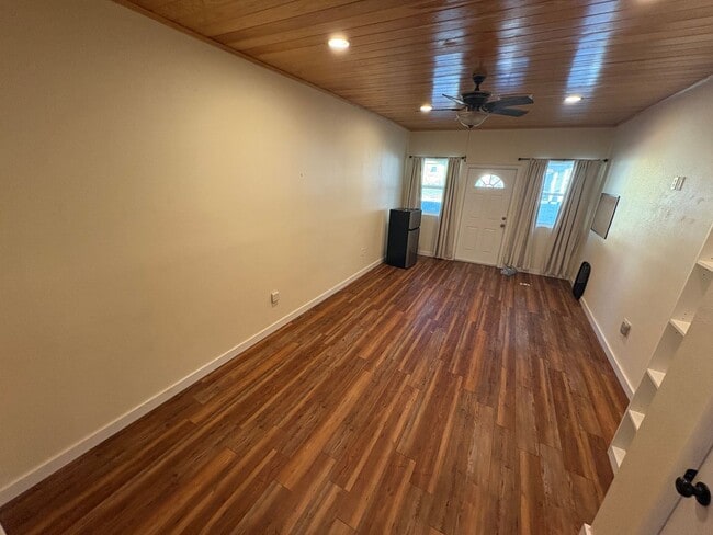 Building Photo - Tavares 2 Bed 1 Bath w/ Den!