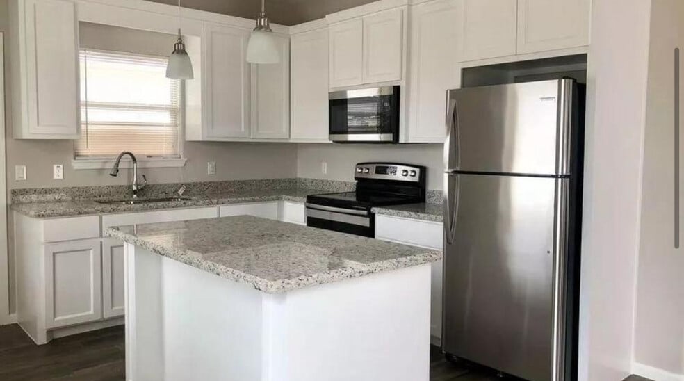 Building Photo - 2005 Jackson St