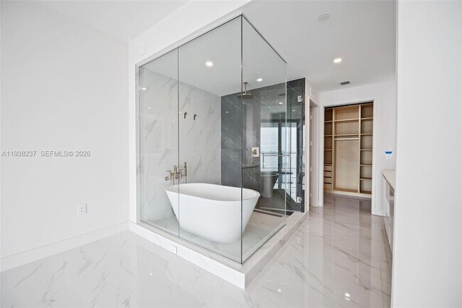 Building Photo - 700 NE 24th St