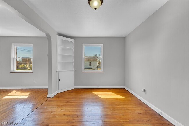 Building Photo - 494 E 222nd St