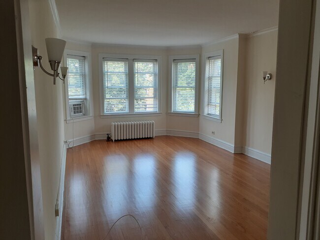 Living room - 913 Ontario St
