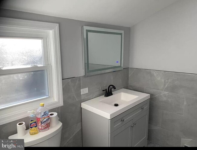 Building Photo - 67 Syringa St