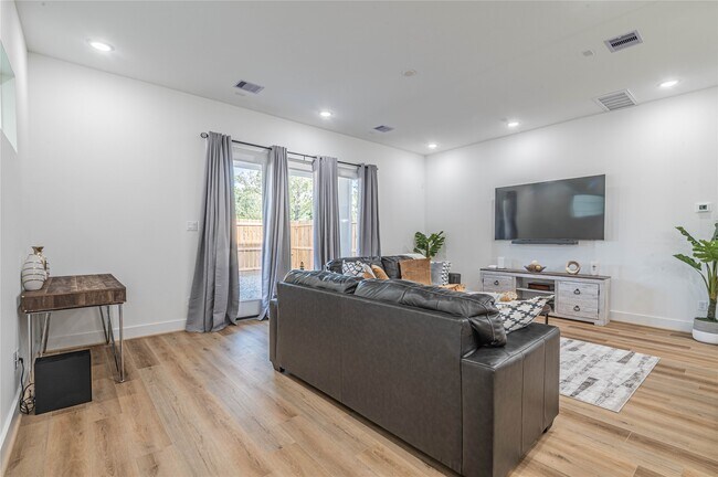 Building Photo - 3507 Ennis St