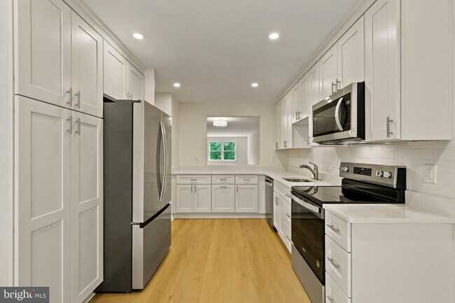 Building Photo - 7937 Valleyfield Dr
