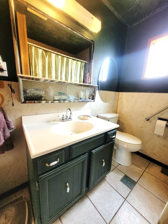 Building Photo - Charming Three Bedroom Home with Large Fen...