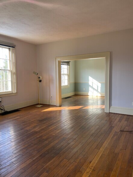 Building Photo - 20 E Sharon Rd