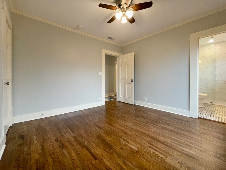 Building Photo - 2556 S University Dr