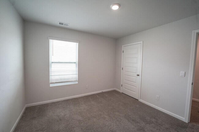 Building Photo - AVAILABLE NOW!