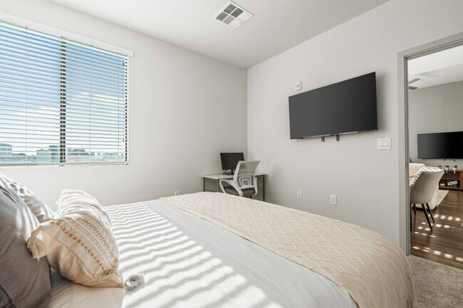 Building Photo - 711 W Broadway Rd