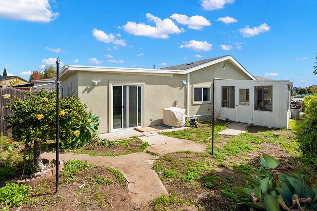 Building Photo - 3352 Altadena Ave