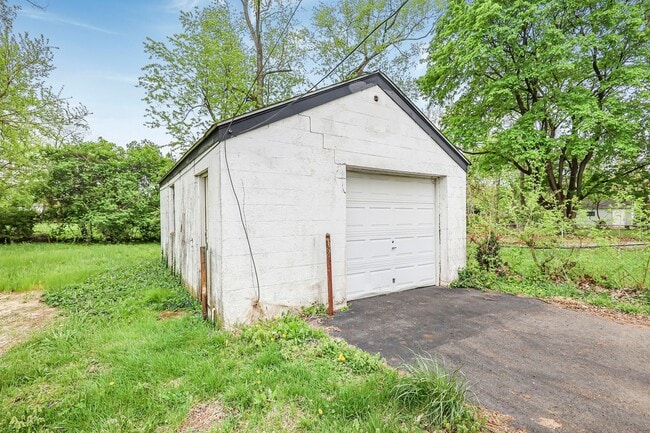 Building Photo - Newly Renovated - 3 Bed, 1.5 Bath Single-Family Home w/ Garage!!