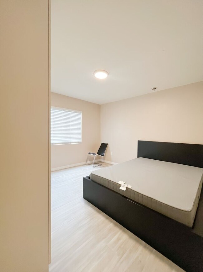 Building Photo - 807 Wilton Pl