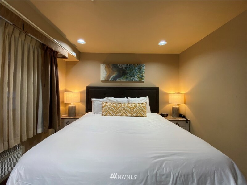 Building Photo - 322 W Woodin Ave