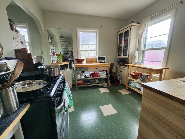 Kitchen - 410 Norfolk St