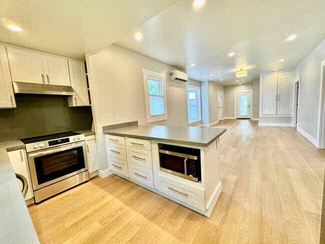Building Photo - Seward Park fully renovated 4 bedroom, 3 b...