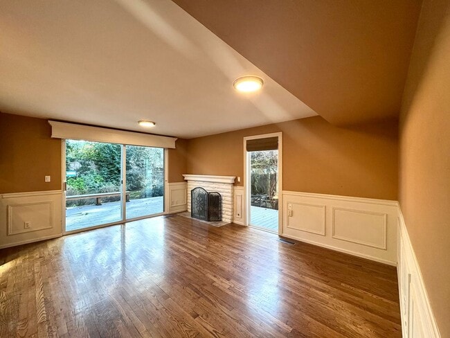 Building Photo - Stunning Bellevue Home with Lush Gardens & Prime Location