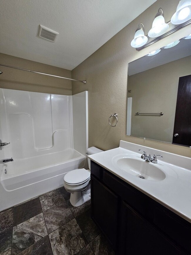 Building Photo - 4 BEDROOM | 3 BATH | TOWNHOME | GARAGE | WEST SIDE