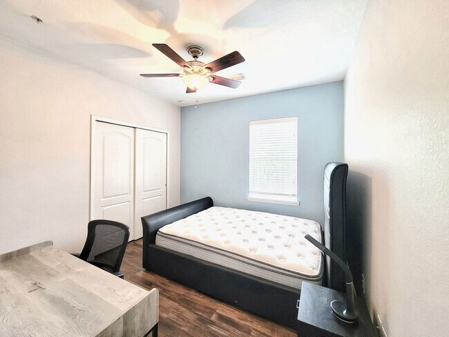 Building Photo - Chase Hollow #44