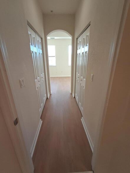 Building Photo - 221 Greenwich Cir