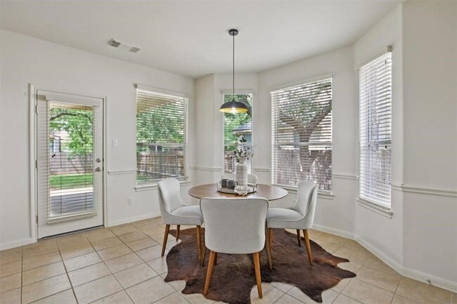 Building Photo - Red Oaks Subdivision / 5 bedrooms, 4 bathr...