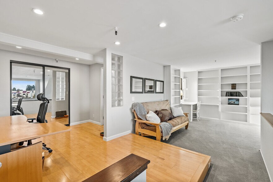 Versatile second floor loft style - 86 Pelican Ln